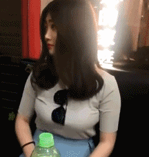 妹子，你的这副墨镜好漂亮，想问一下哪里买的QQ表情gif搞笑图片