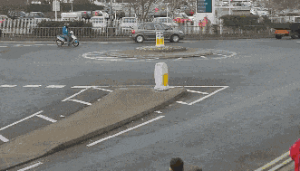 今天的摩托车到底咋了，很不听话啊QQ表情gif搞笑图片