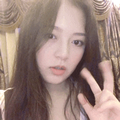 姑娘剪刀手加抛媚眼，我真的被你电到了QQ表情gif搞笑图片