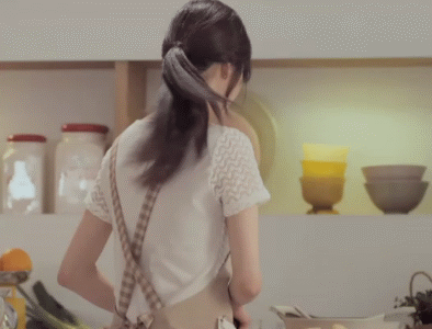 妹子会烧饭啊，想想都觉得幸福QQ表情gif搞笑图片