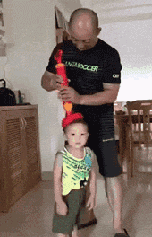 把孩子提起来QQ表情gif搞笑图片