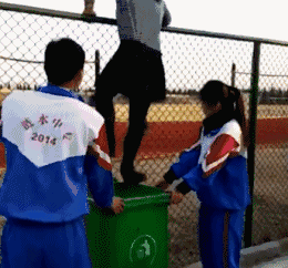 估计妹纸再也不敢翻围墙了QQ表情gif搞笑图片