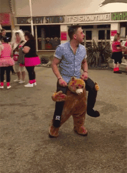 穿这个上街也是没SEI了QQ表情gif搞笑图片