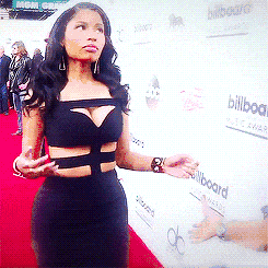 穿了新的美衣或者拿了新的美包出门走在路上时我的表情是这样的QQ表情gif搞笑图片