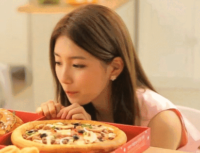 妹子还在犹豫什么，一会就被抢走了QQ表情gif搞笑图片