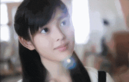 妹子看到了什么露出欣慰的笑容QQ表情gif搞笑图片