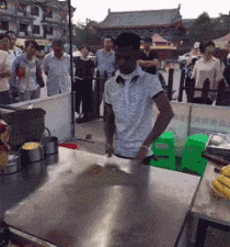 大哥，不好好干活谁让你嘚瑟的，就说尴尬不尴尬？QQ表情gif搞笑图片