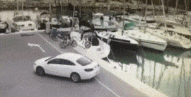 眼睁睁的看着你，却无能为力QQ表情gif搞笑图片