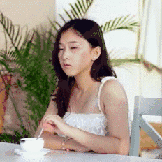 当妹子看到宝马的车钥匙，决定跟骚年做朋友了~QQ表情gif搞笑图片