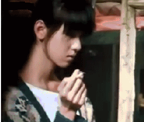 抽烟姿势超帅的忧郁小美女QQ表情gif搞笑图片