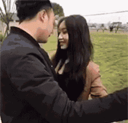 不就是秀恩爱嘛，谁不会呀QQ表情gif搞笑图片