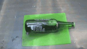 开酒瓶的正确姿势QQ表情gif搞笑图片