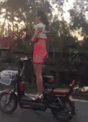 大姐，你这是自动驾驶么QQ表情gif搞笑图片