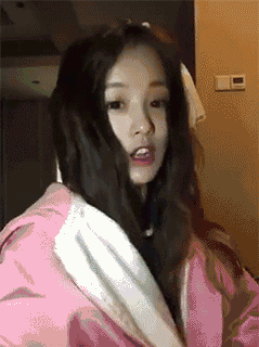 身材还没秀，老爸就来了……QQ表情gif搞笑图片