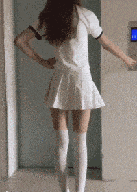 出门看到隔壁的小姐姐QQ表情gif搞笑图片