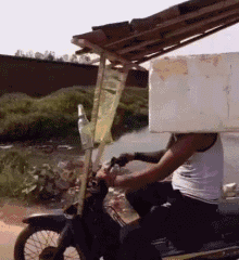 这安全帽很会安全吧QQ表情gif搞笑图片