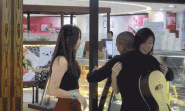 旁边的女生明显有醋意