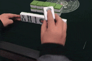 自摸二筒，你看出破绽了吗QQ表情gif搞笑图片