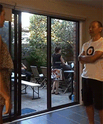 妹子不要装过了，后果很严重QQ表情gif搞笑图片