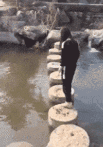 妹子你快走开QQ表情gif搞笑图片