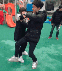 我横看竖看，他注定孤独一生QQ表情gif搞笑图片