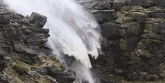 当瀑布遇上大风时就会出现这种独特的场景QQ表情gif搞笑图片