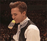 吸奶嘴QQ表情gif搞笑图片