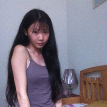 妹子这是在秀什么?肌肉?QQ表情gif搞笑图片