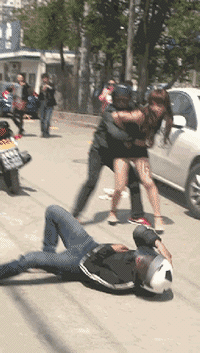 以为女生就好欺负吗QQ表情gif搞笑图片