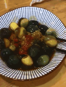 你也曾经有过夹不起菜的尴尬吗？QQ表情gif搞笑图片