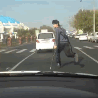 高手就是厉害，在两驱与四驱间自由的切换QQ表情gif搞笑图片