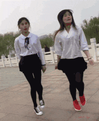 右边的妹子值得开发……QQ表情gif搞笑图片