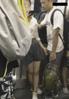 地铁需要加一节“男性专用车厢”了QQ表情gif搞笑图片