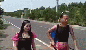 天气太热，只能自带神器了QQ表情gif搞笑图片