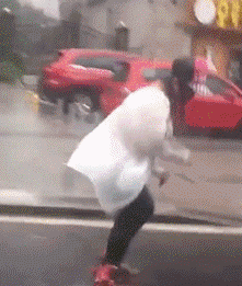 妹子真酷，大雨中玩轮滑感觉像水上漂QQ表情gif搞笑图片