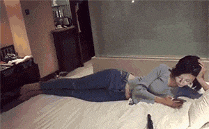 媳妇，能不玩手机吗？QQ表情gif搞笑图片