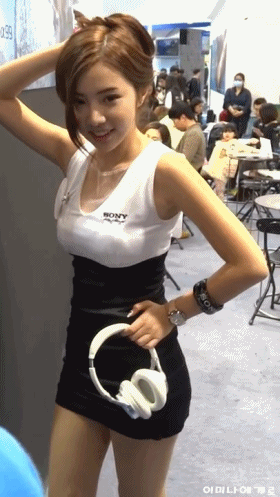 小美女是谁，你认识么？QQ表情gif搞笑图片