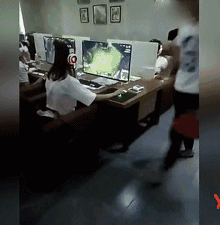 少年,你不该在这个时候表白QQ表情gif搞笑图片