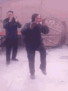 只要跳的足够快，寂寞就追不上我的脚步QQ表情gif搞笑图片