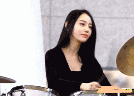 街边的打鼓小妹美炸了QQ表情gif搞笑图片