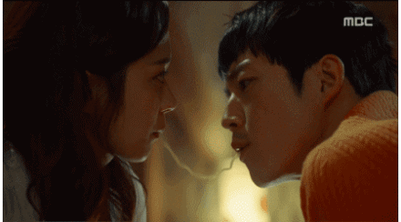 虐死单身狗，吃个面条要不要这么刺激人QQ表情gif搞笑图片