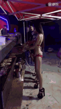 这个季节夜宵得撸点串才是人生啊QQ表情gif搞笑图片