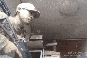 教你如何迅速地喝饮料QQ表情gif搞笑图片