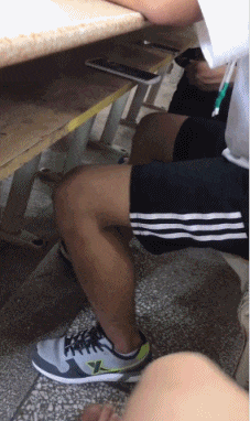 这只螃蟹劲够大的啊QQ表情gif搞笑图片