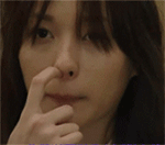 美女抠鼻孔QQ表情gif搞笑图片