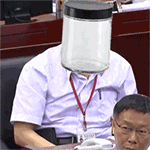 恶搞捶桌子QQ表情gif搞笑图片