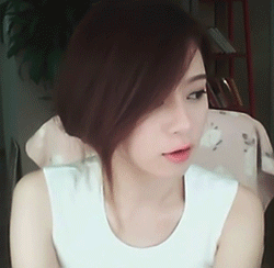 好喜欢这个咬唇，心好像中箭了QQ表情gif搞笑图片