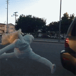 被车撞进门来的美女QQ表情gif搞笑图片