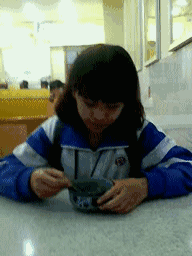 妹子，你吃的是什么，怎么这种反应QQ表情gif搞笑图片