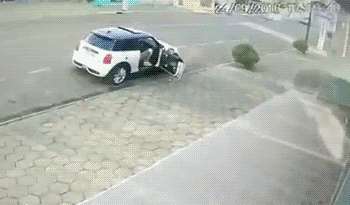 其实我不是要撞你，是帮你关车门……QQ表情gif搞笑图片